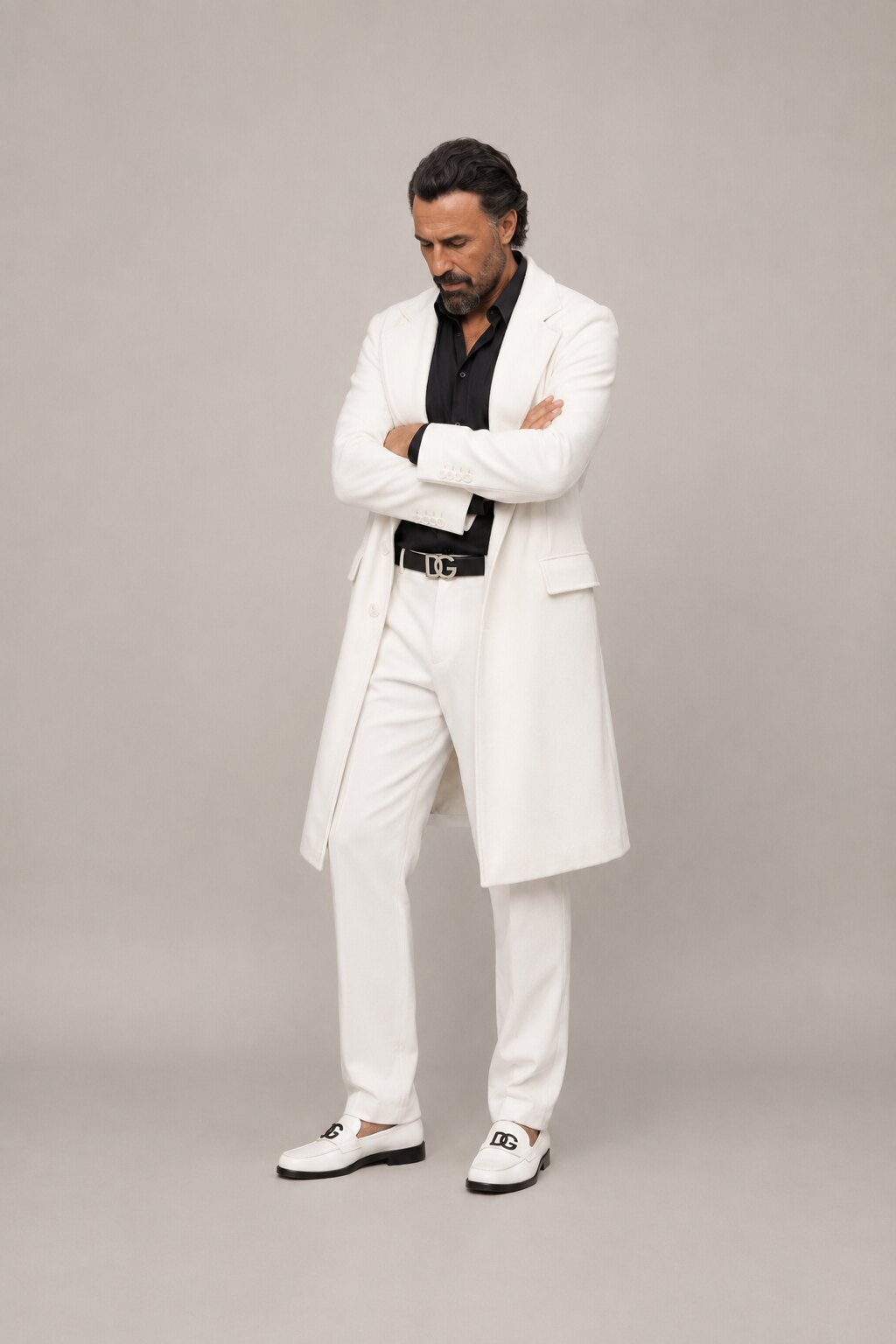 Guillermo Castro con traje blanco
