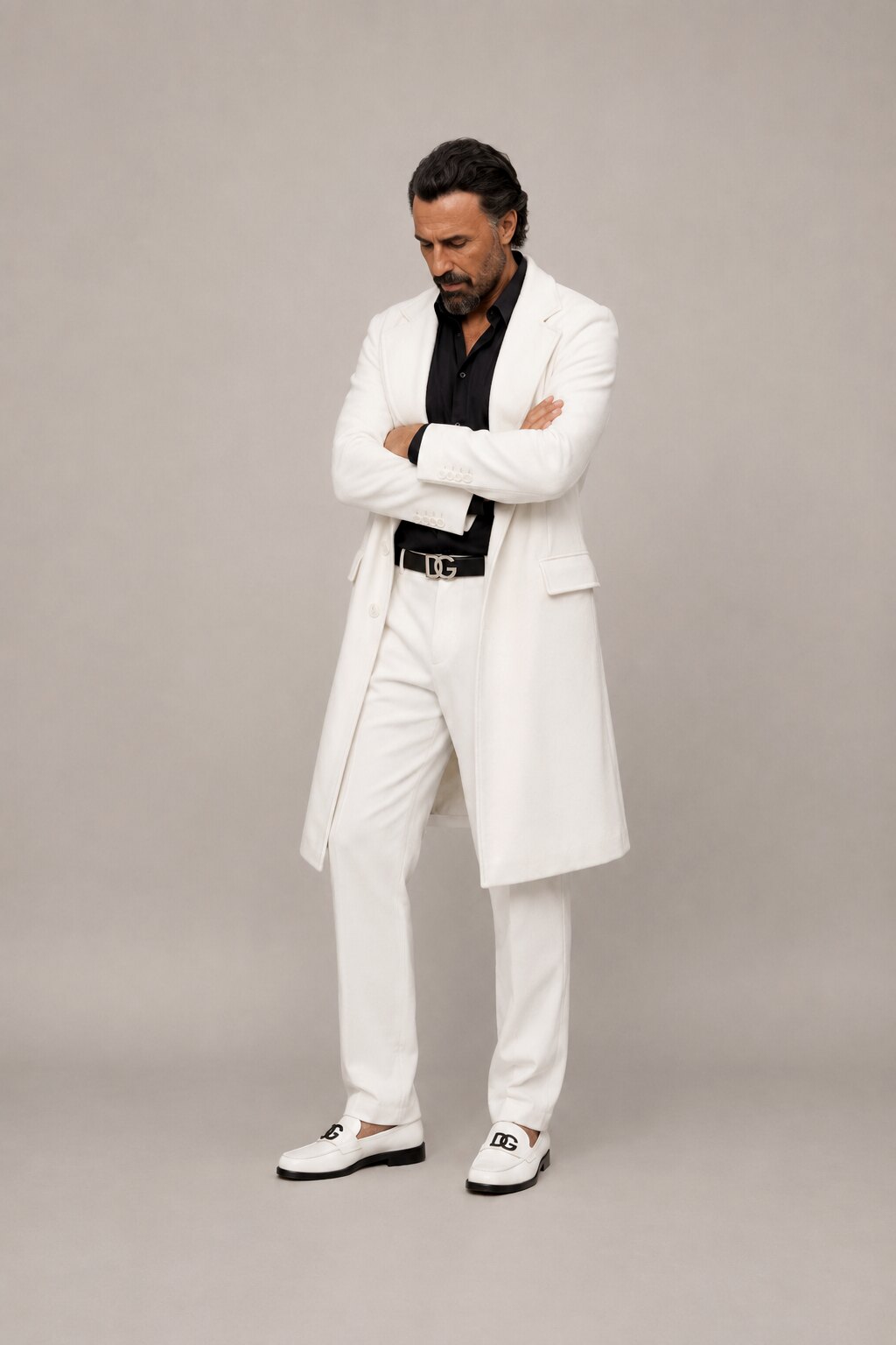 Retrato de Guillermo Castro con traje blanco