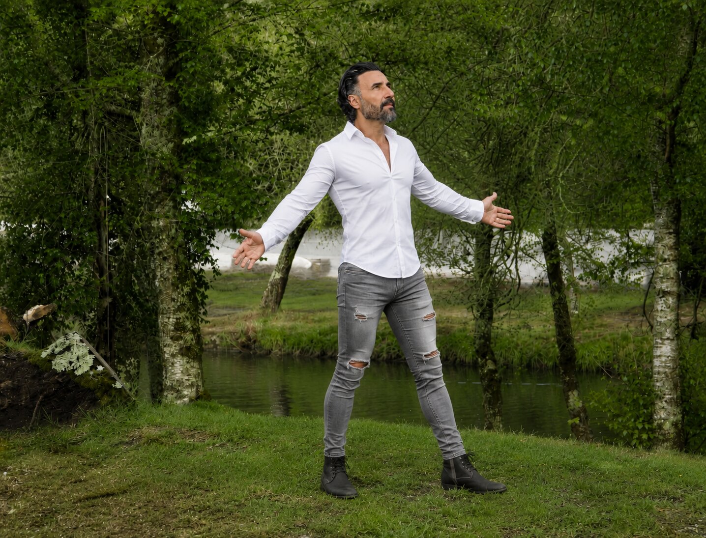 Guillermo Castro en un entorno natural con camisa blanca