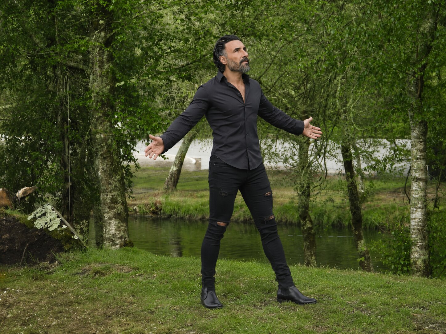 Guillermo Castro en un entorno natural vestido de negro